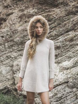 Vestido Jadeita Evasé Capucha Pelo Natural